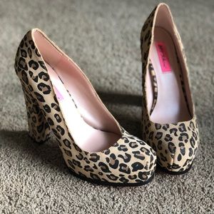 Betsy Johnson wild animal print heels 9